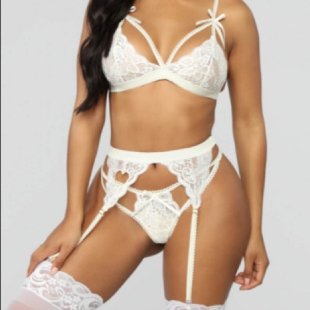 Three piece Lingerie Set - Picture 2 of 3